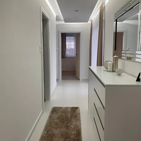 Amira & Wellness Apartment *